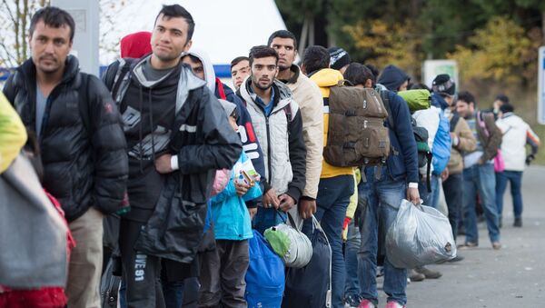 Refugiados esperan en la cola tras cruzar la frontera entre Alemania y Austria - Sputnik Mundo
