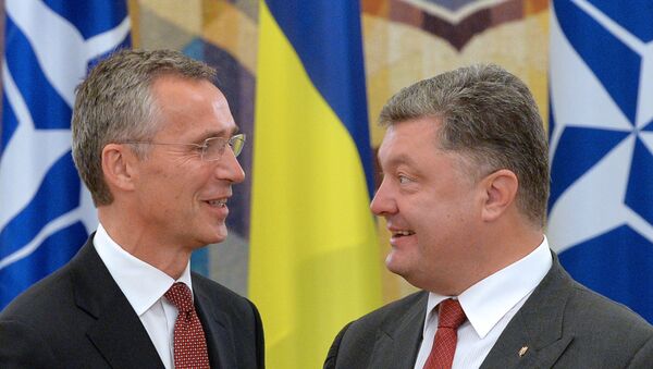 Secretario general de la OTAN, Jens Stoltenberg y presidente de Ucrania, Petró Poroshenko (archivo) - Sputnik Mundo