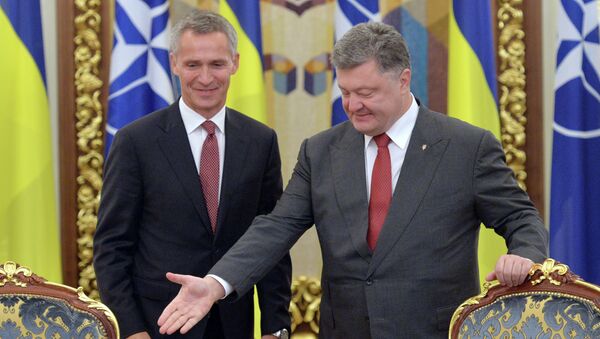Ukrainian President Petro Poroshenko (R) welcomes NATO's General Secretary Jens Stoltenberg (L) during the National Security and Defense Council in Kiev on September 22, 2015 - Sputnik Mundo