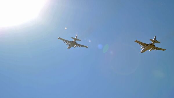 Cazas rusos Su-25 despegan de la base aérea de Hmeymim en Siria - Sputnik Mundo