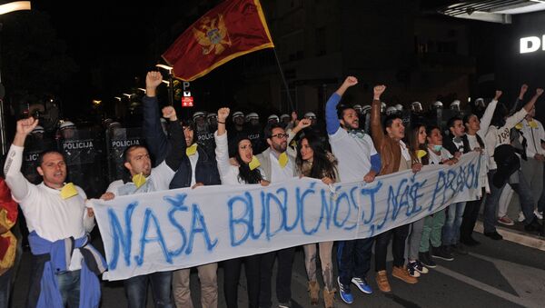 Las protestas antigubernamentales en Montenegro. Un toldo dice 'Nuestro futuro, nuestro derecho' - Sputnik Mundo