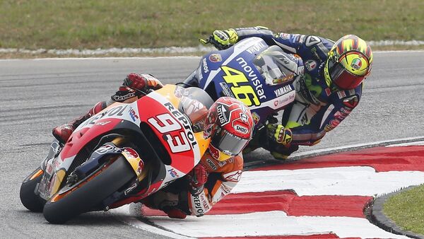 Honda MotoGP rider Marc Marquez (front) of Spain and Yamaha MotoGP rider Valentino Rossi of Italy ride during the Malaysian Motorcycle Grand Prix - Sputnik Mundo