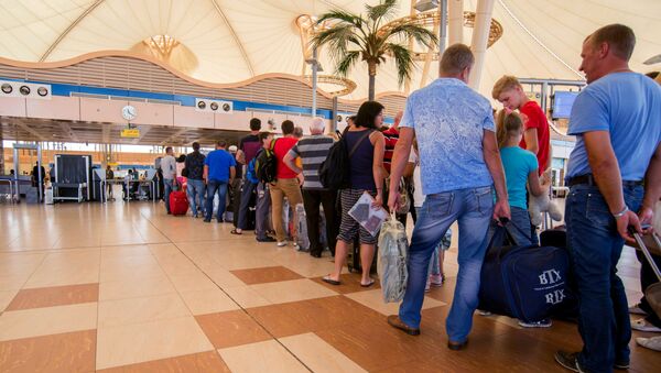 Pasajeros en el aeropuerto de Sharm el Sheikh - Sputnik Mundo