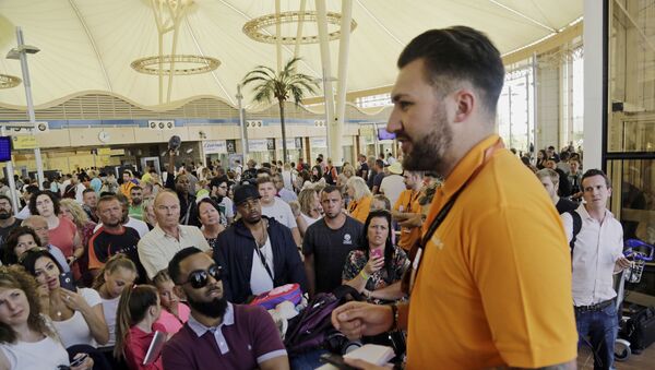 Empleado de Easyjet habla con los turistas británicos en el aeropuerto de Sharm el Sheikh - Sputnik Mundo