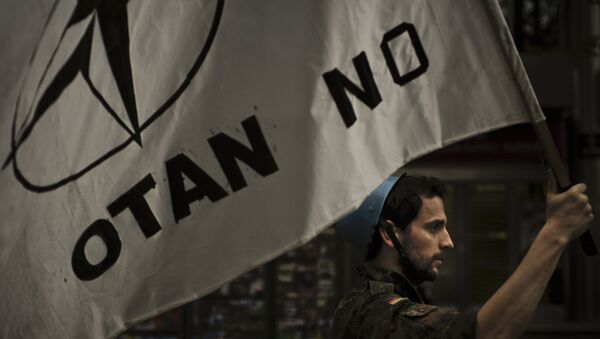 Activista anti-OTAN participa en una marcha contra la OTAN (Archivo) - Sputnik Mundo
