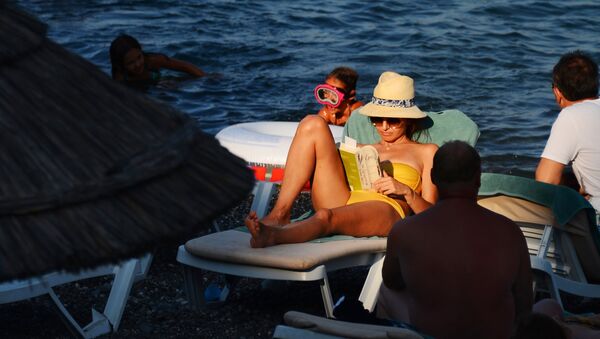 Turistas toman el sol en una playa de Alushta, Crimea - Sputnik Mundo