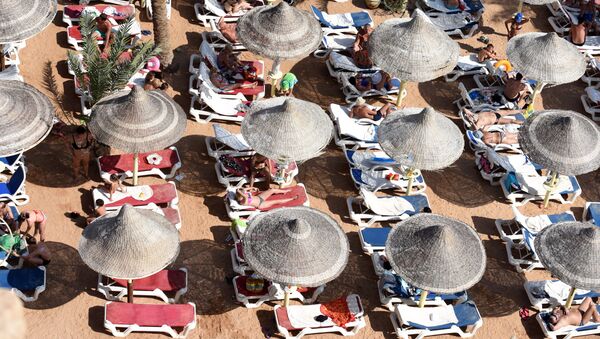 Turistas en la playa de Sharm el-Sheikh - Sputnik Mundo