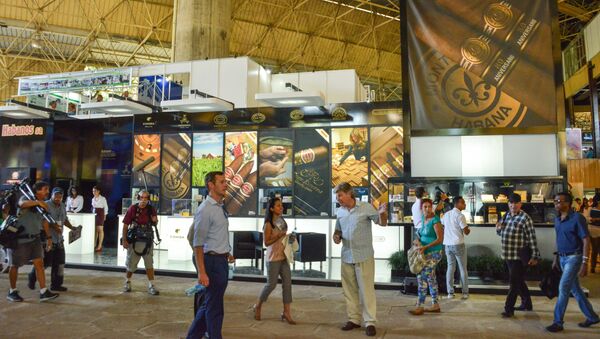 Visitors participate in the 33rd Havana International Fair (FIHAV), on November 2, 2015. - Sputnik Mundo
