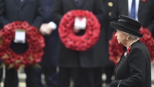 Reina Isabel II acude al Cenotafio de Londres durante la ceremonia en recuerdo a los militares caídos - Sputnik Mundo