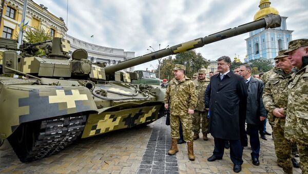 El presidente de Ucrania, Petró Poroshenko, visita la exposición de la técnica militar organizada con motivo del Día del Defensor de Ucrania - Sputnik Mundo