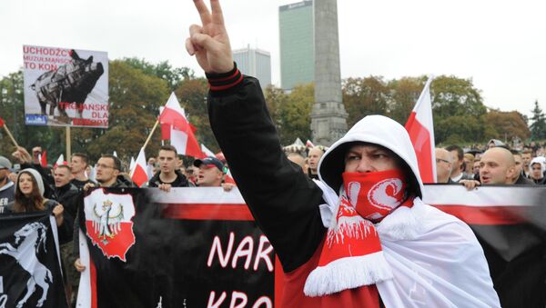 Una protesta contra la acogida de migrantes en Varsovia - Sputnik Mundo