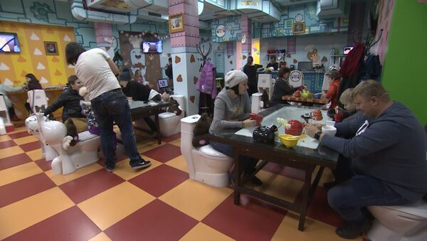 Triunfa en Moscú el restaurante inspirado en las heces - Sputnik Mundo