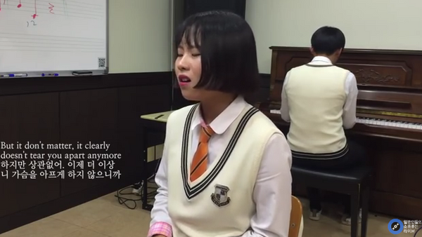 Colegiala coreana arrasa en la red con el nuevo tema de Adele - Sputnik Mundo