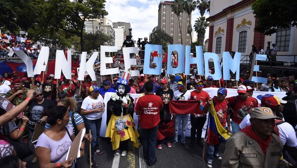 Partidarios del presidente Nicolas Maduro llevan las letras que dicen Yankee Go Home - Sputnik Mundo