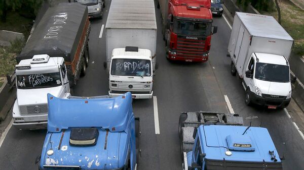 Camioneros de Brasil cortan carreteras (archivo) - Sputnik Mundo