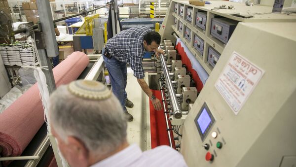 Palestino trabaja en una fábrica en Barkan, asentamiento israelí - Sputnik Mundo