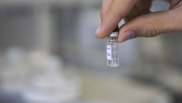 A lab technician shows a sample to be tested for doping - Sputnik Mundo