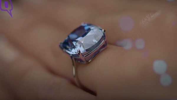 Diamante más caro del mundo, Luna azul, comprado por magnate hongkonés Joseph Lau - Sputnik Mundo