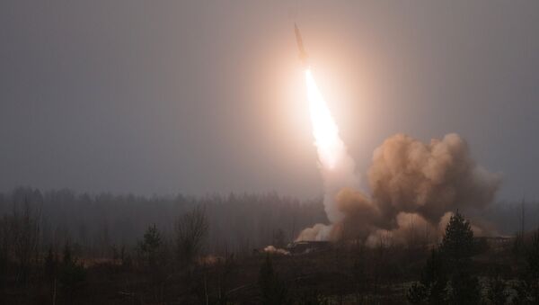 Lanzamiento de un misil Tochka - Sputnik Mundo