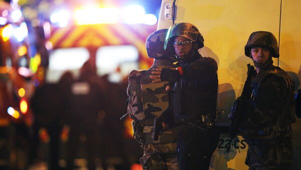 Fuerza de Seguridad de Francia rodeando el territorio de la sala de conciertos Bataclan ocupada por terroristas, el 13 de noviembre de 2015 - Sputnik Mundo