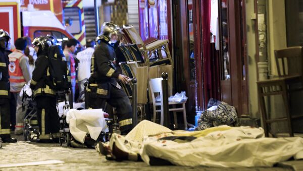 Socorristas en el lugar del atentado en París - Sputnik Mundo