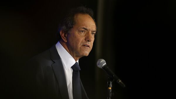 Buenos Aires' Governor and ruling party presidential candidate Daniel Scioli gives a press conference the day after elections in Buenos Aires, Argentina - Sputnik Mundo