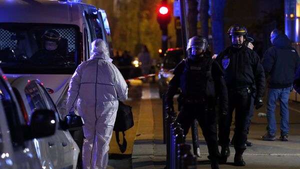 Policía en el lugar del atentado cerca de Estadio de Francia en París - Sputnik Mundo