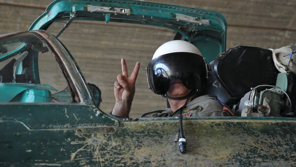Piloto de la Fuerza Aérea siria en la base de Hama - Sputnik Mundo
