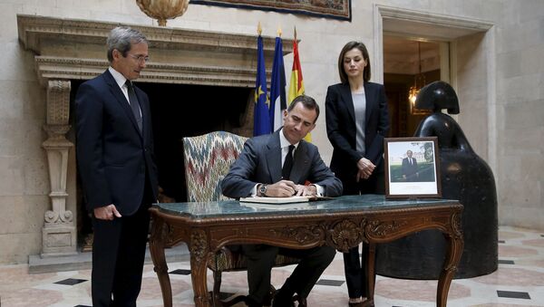 El rey de España, Felipe VI, firma en el libro de condolencias en la Embajada de Francia en Madrid - Sputnik Mundo