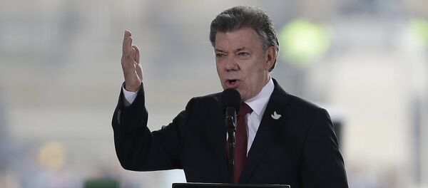 Colombia's President Juan Manuel Santos delivers a speech on the commemoration of the 30th anniversary of a deadly government siege, at the rebuilt Palace of Justice in Bogota, Colombia, Friday, Nov. 6, 2015 Colombia's President Juan Manuel Santos delivers a speech on the commemoration of the 30th anniversary of a deadly government siege, at the rebuilt Palace of Justice in Bogota, Colombia, Friday, Nov. 6, 2015 - Sputnik Mundo