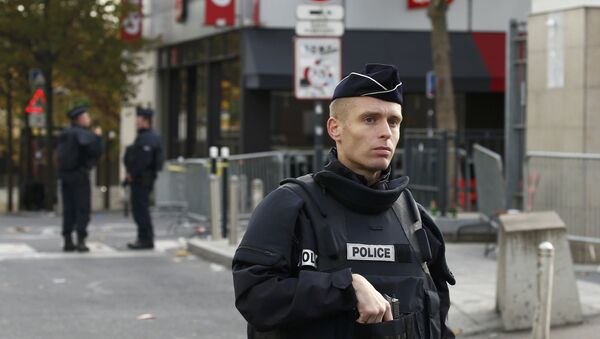 Policías franceses en el lugar del atentado en París - Sputnik Mundo