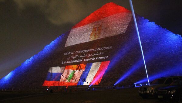 Las pirámides de Egipto se iluminan con las banderas de Rusia, Francia y el Líbano - Sputnik Mundo