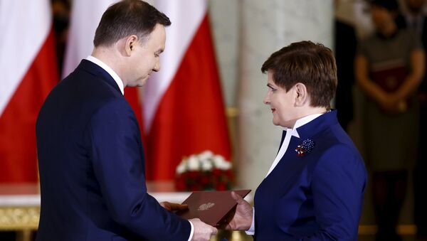 Presidente Andrzej Duda y primer ministra Beata Szydlo durante la ceremonia del nombramiento del nuevo Gobierno polaco - Sputnik Mundo