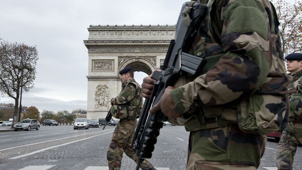 Soldados franceses en la Avenida de los Campos Elíseos en París tras una serie de atentados el 13 de noviembre de 2015 - Sputnik Mundo