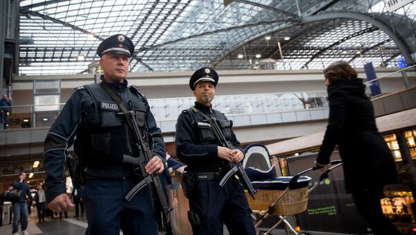 Presencia policial se ha reforzado en las estaciones de trenes en Alemania tras los atentados en París - Sputnik Mundo
