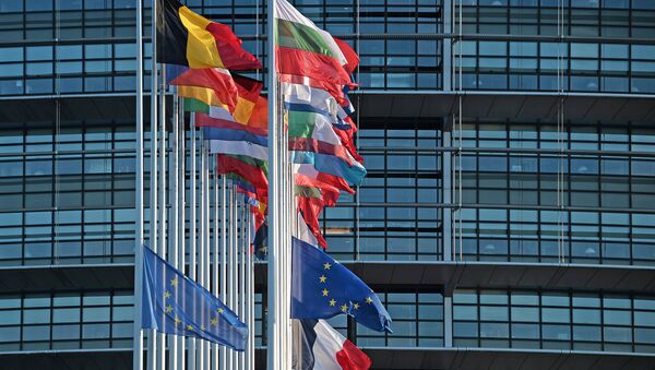 This photo taken on November 16, 2015 shows the French and European Union flags flying at half-mast in front of the European Parliament building in Strasbourg, eastern France, on November 16, 2015 - Sputnik Mundo