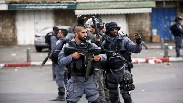Israeli policemen secure the area where a Palestinian stabbed two Israeli Jews before he was shot dead outside Jerusalem's Old City - Sputnik Mundo