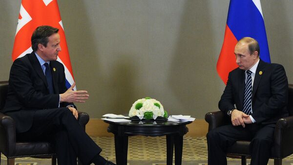 El presidente de Rusia, Vladímir Putin y el primer ministro del Reino Unido, David Cameron - Sputnik Mundo