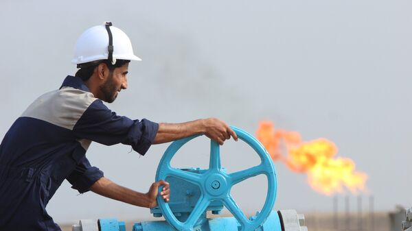 Empleado comprueba una tubería de petróleo en Irak - Sputnik Mundo