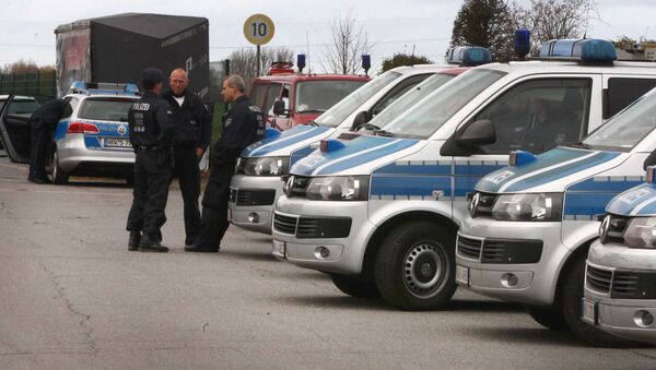 Policía alemana en Alsdorf tras las detenciones de tres sospechosos de organizar los ataques de París - Sputnik Mundo