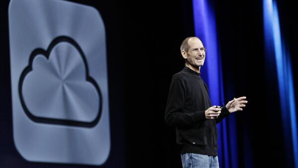 Apple CEO Steve Jobs introduces iCloud during a keynote address to the Apple Worldwide Developers Conference in San Francisco, Monday, June 6, 2011 - Sputnik Mundo