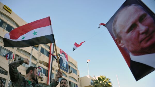 Retrato del presidente ruso, Vladímir Putin, y banderas de Siria - Sputnik Mundo