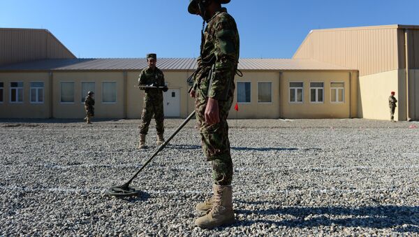 Soldados afganos usan un detector de minas - Sputnik Mundo