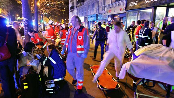 Trabajadores de rescate y médicos ayudan a las víctimas del atentado en la sala de conciertos Bataclan - Sputnik Mundo