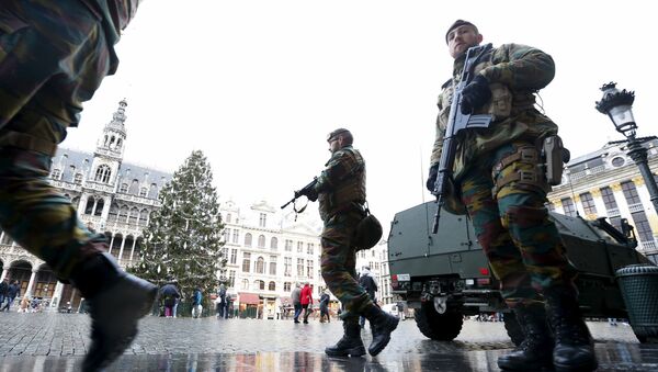 Soldados belgas patrullan la Grand Place de Bruselas - Sputnik Mundo