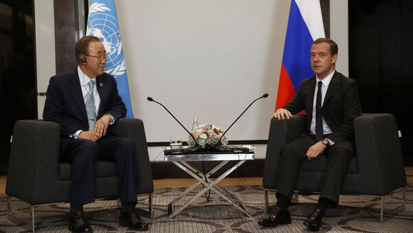 Secretario general de la ONU, Ban Ki-moon, y el primer ministro de Rusia, Dmitri Medvédev - Sputnik Mundo