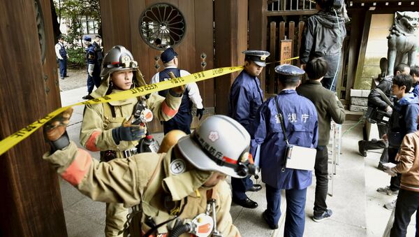 Policías y bomberos en el lugar de la explosión en el templo de Yasukuni - Sputnik Mundo