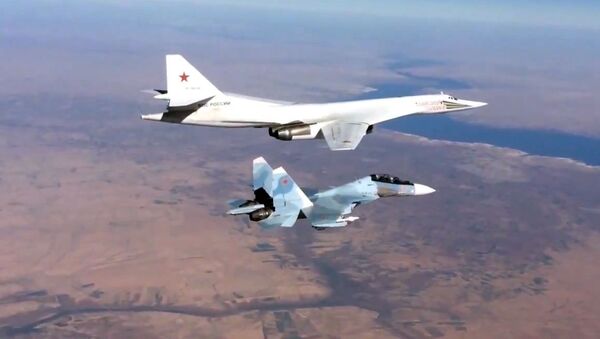 Сопровождение истребителем Су-30СМ бомбардировщика-ракетоносца Ту-160 ВКС России в Сирии - Sputnik Mundo