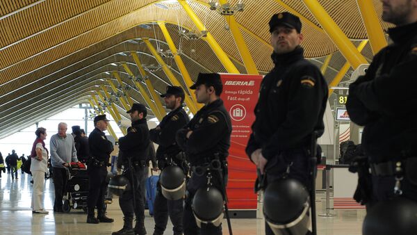 Policías españoles en el aeropuerto de Barajas en Madrid - Sputnik Mundo