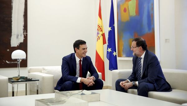 Líder del PSOE, Pedro Sánchez, y Mariano Rajoy - Sputnik Mundo